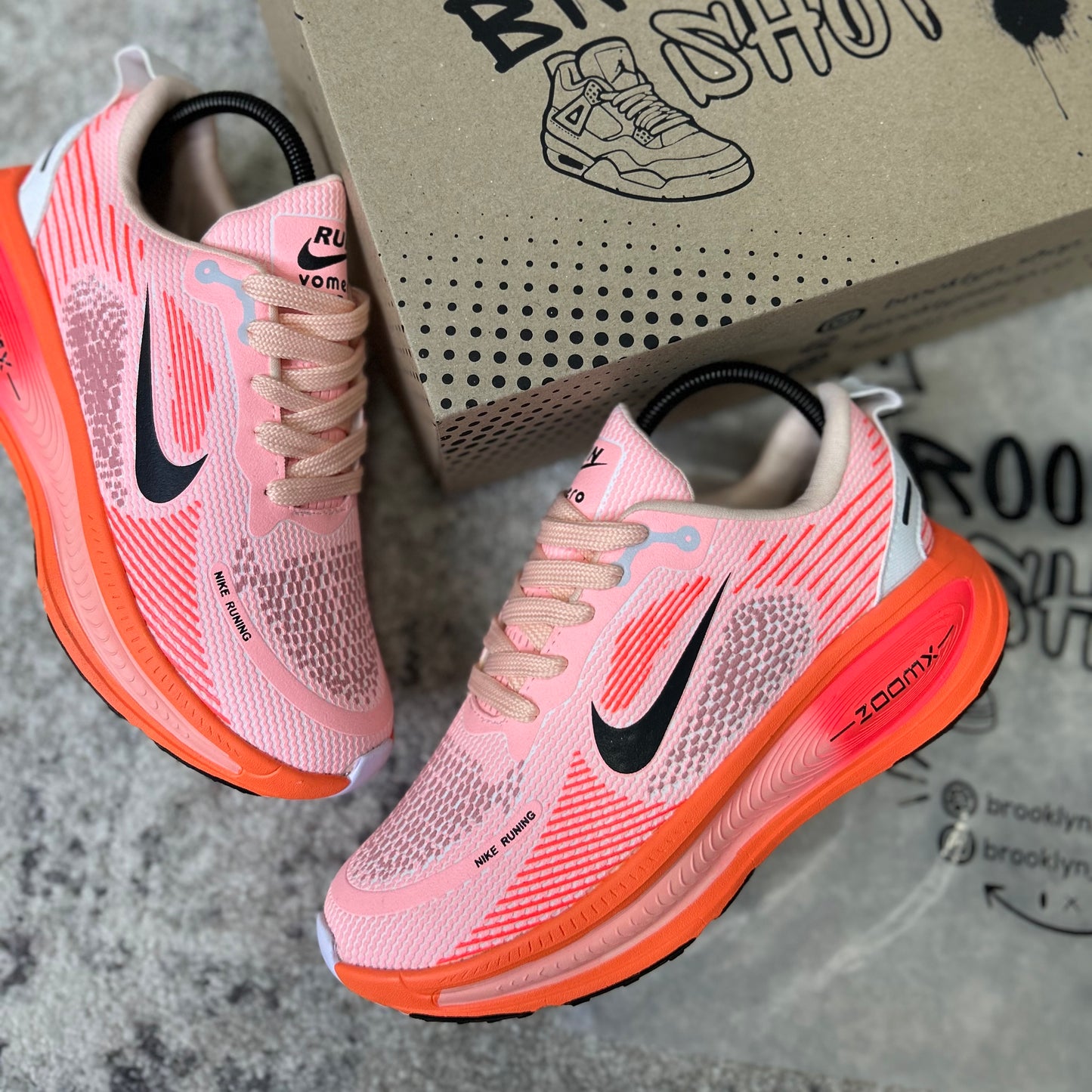 NIKE VOMERO 18 - ORANJE