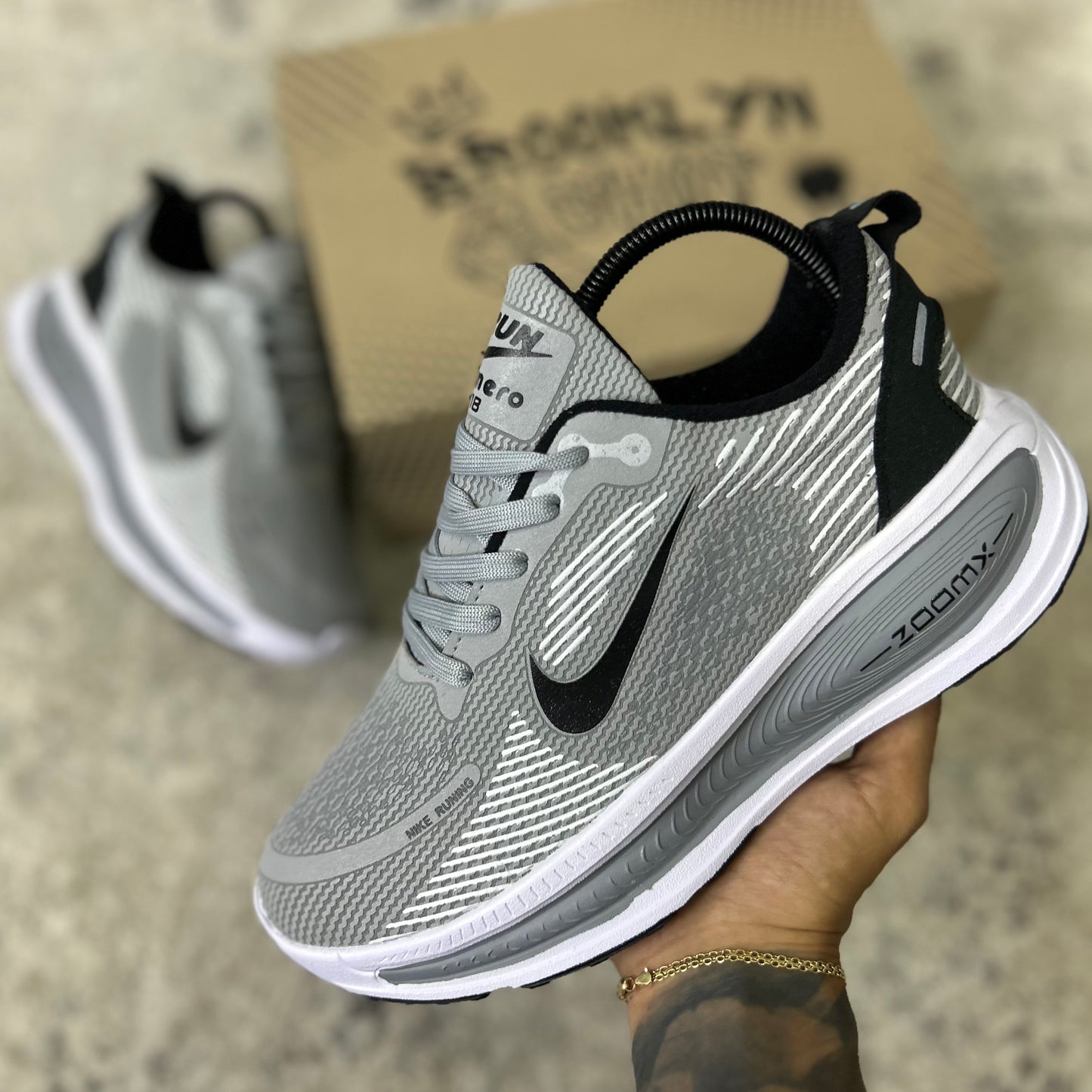 NIKE VOMERO 18 - GRIS