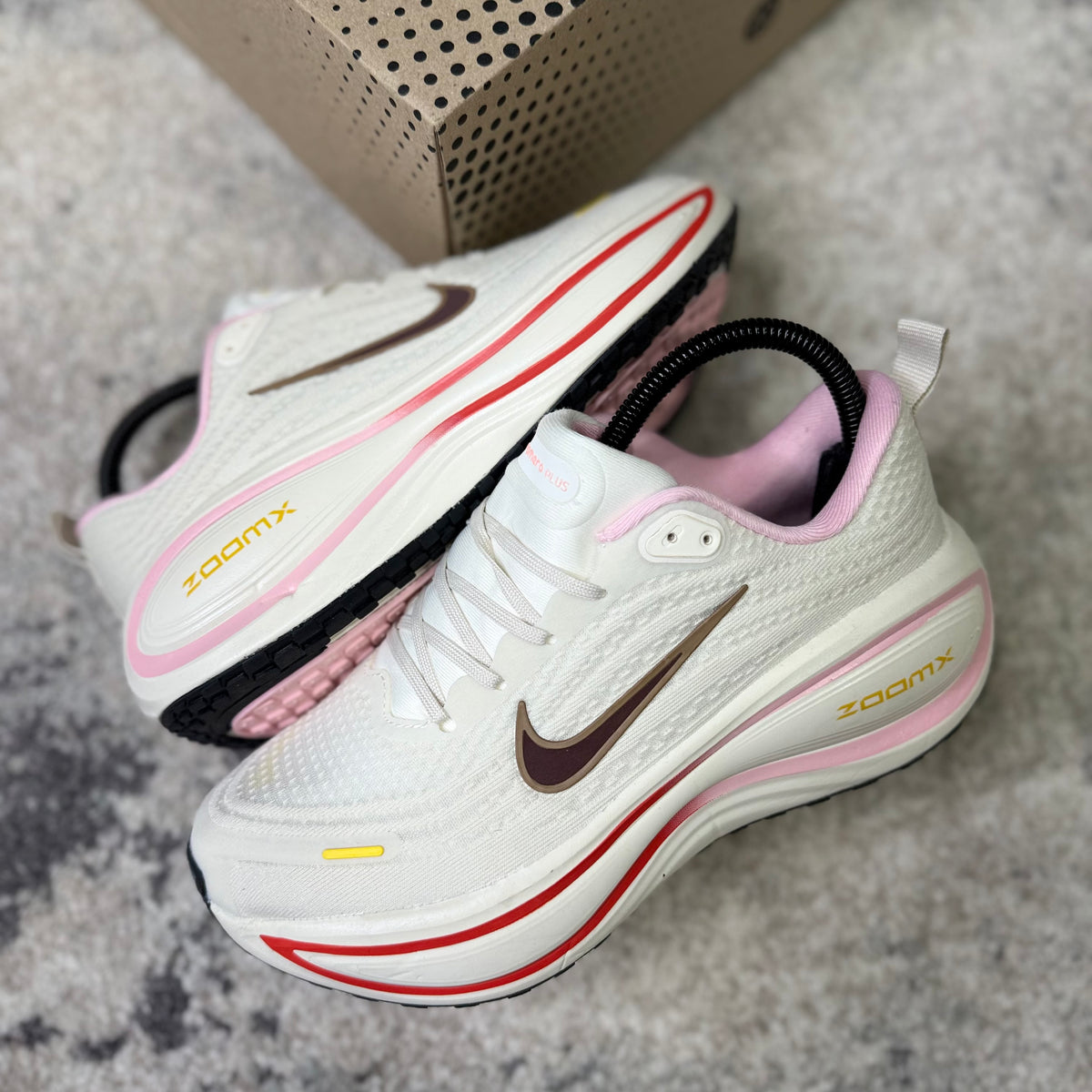 NIKE VOMERO PLUS - BEIGE
