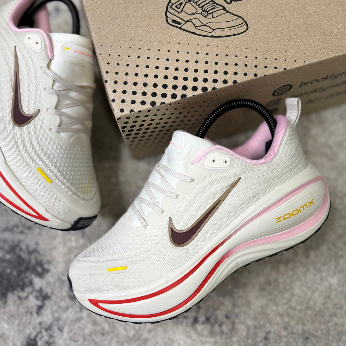 NIKE VOMERO PLUS - BEIGE