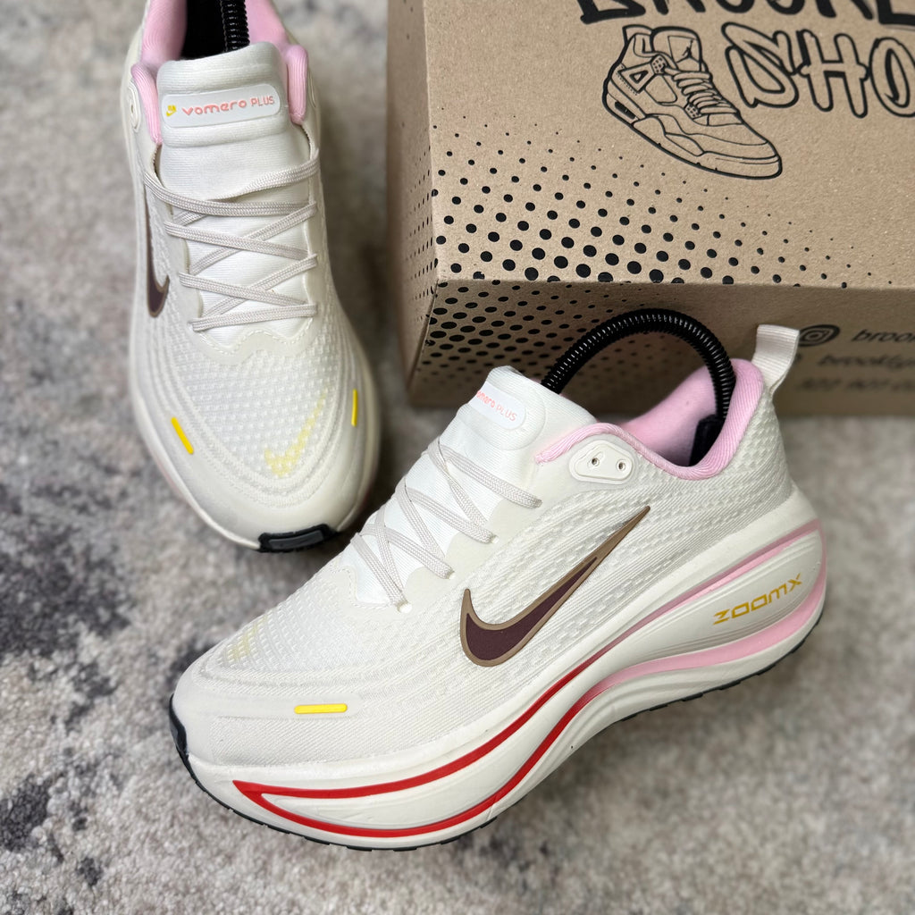 NIKE VOMERO PLUS - BEIGE