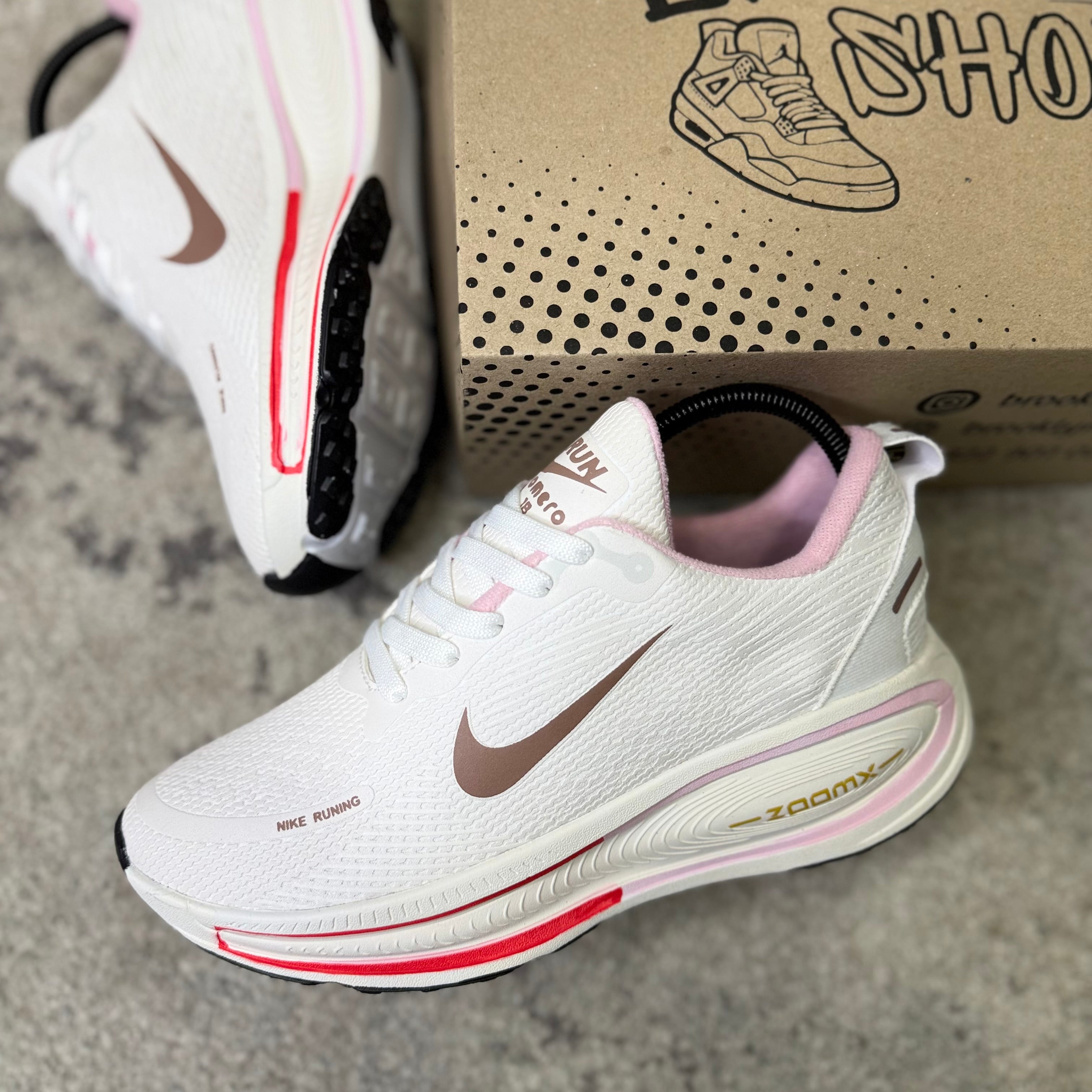 NIKE VOMERO 18 - BEIGE