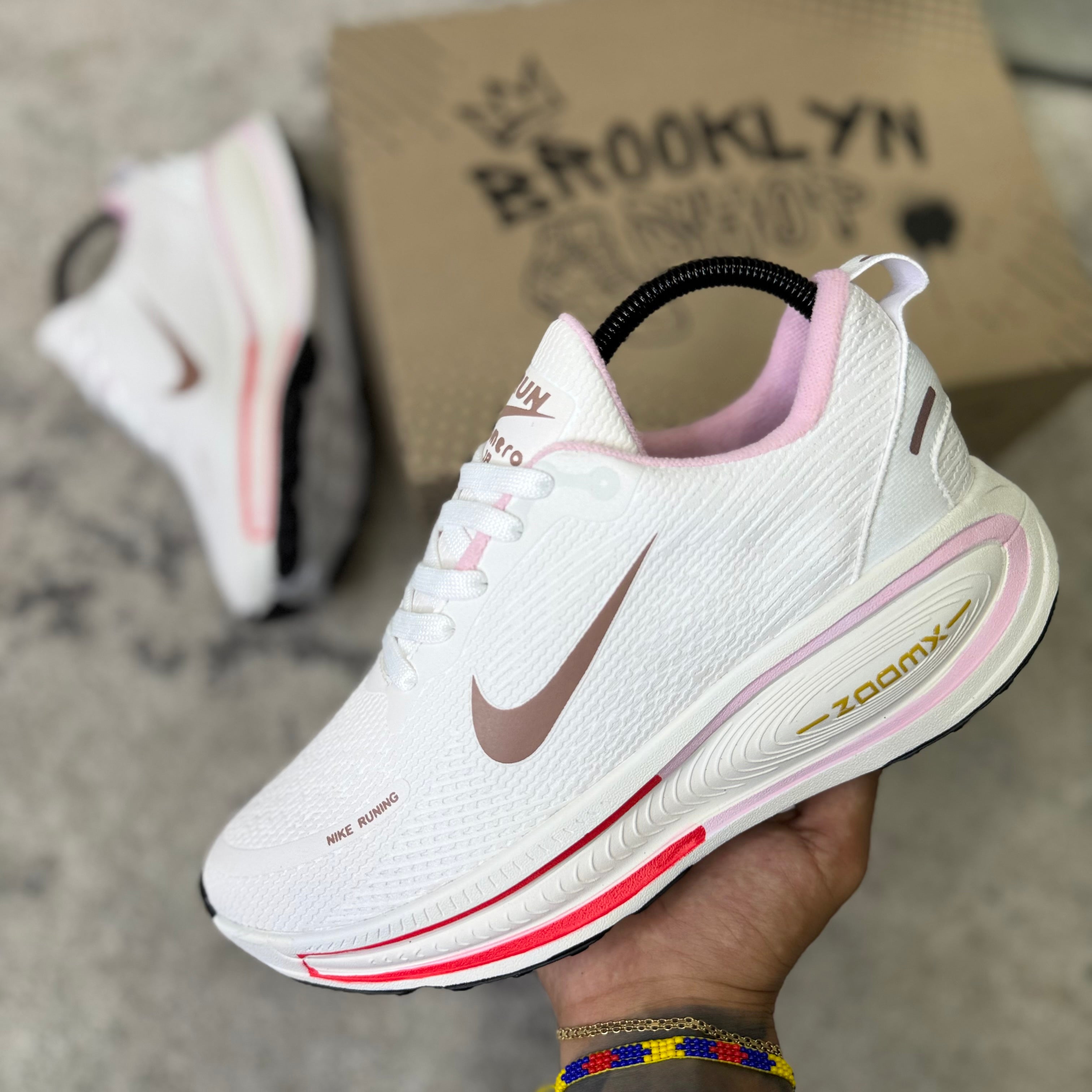 NIKE VOMERO 18