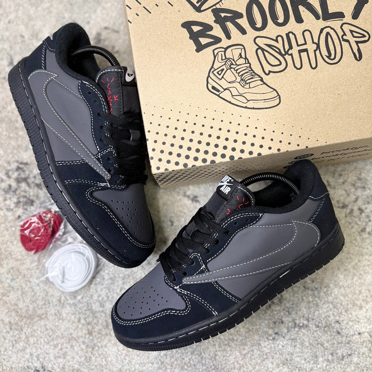 JORDAN 1 LOW - TRAVIS SCOTT (AAA)