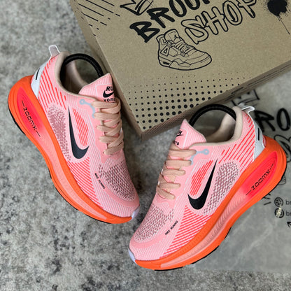 NIKE VOMERO 18 - ORANJE