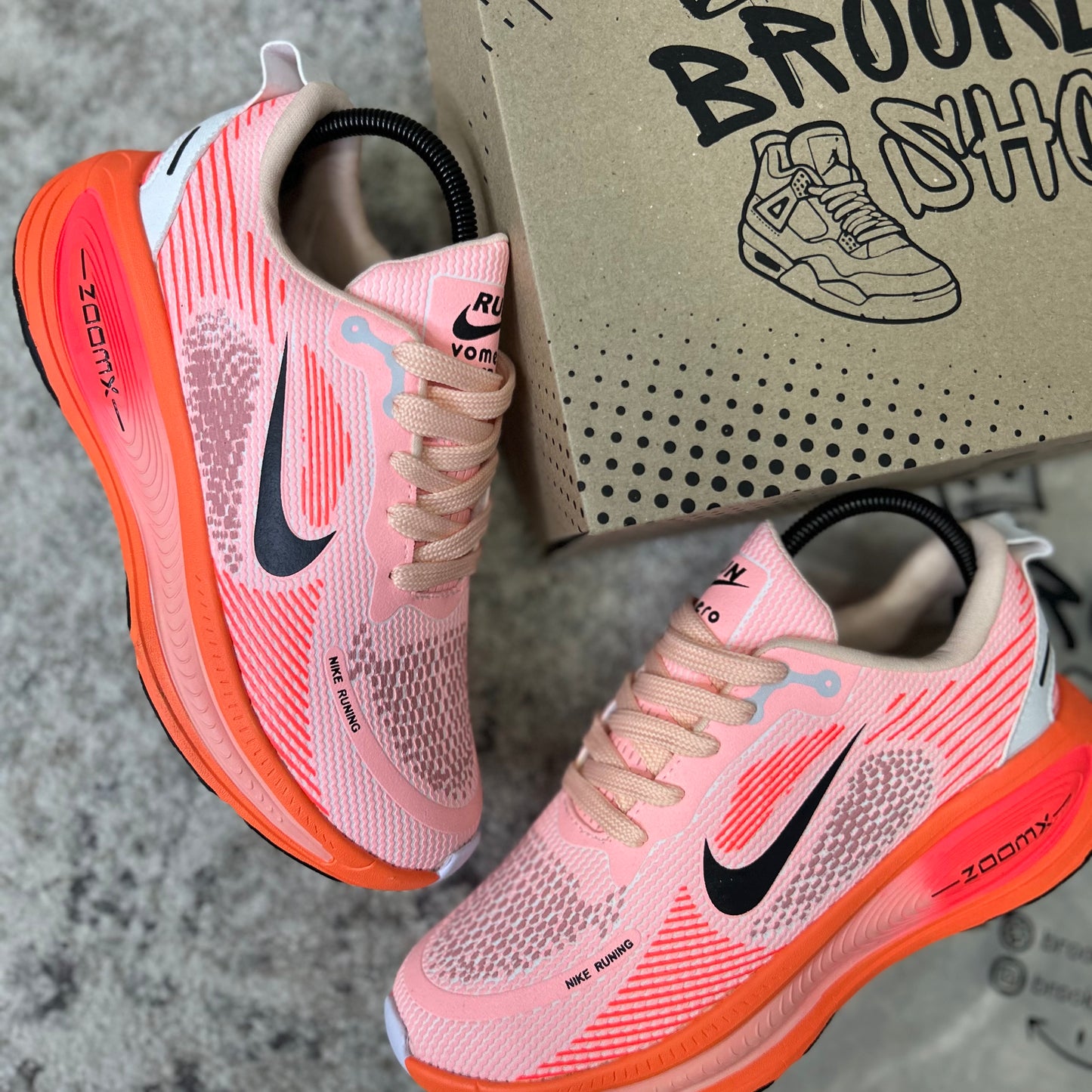 NIKE VOMERO 18 - ORANJE