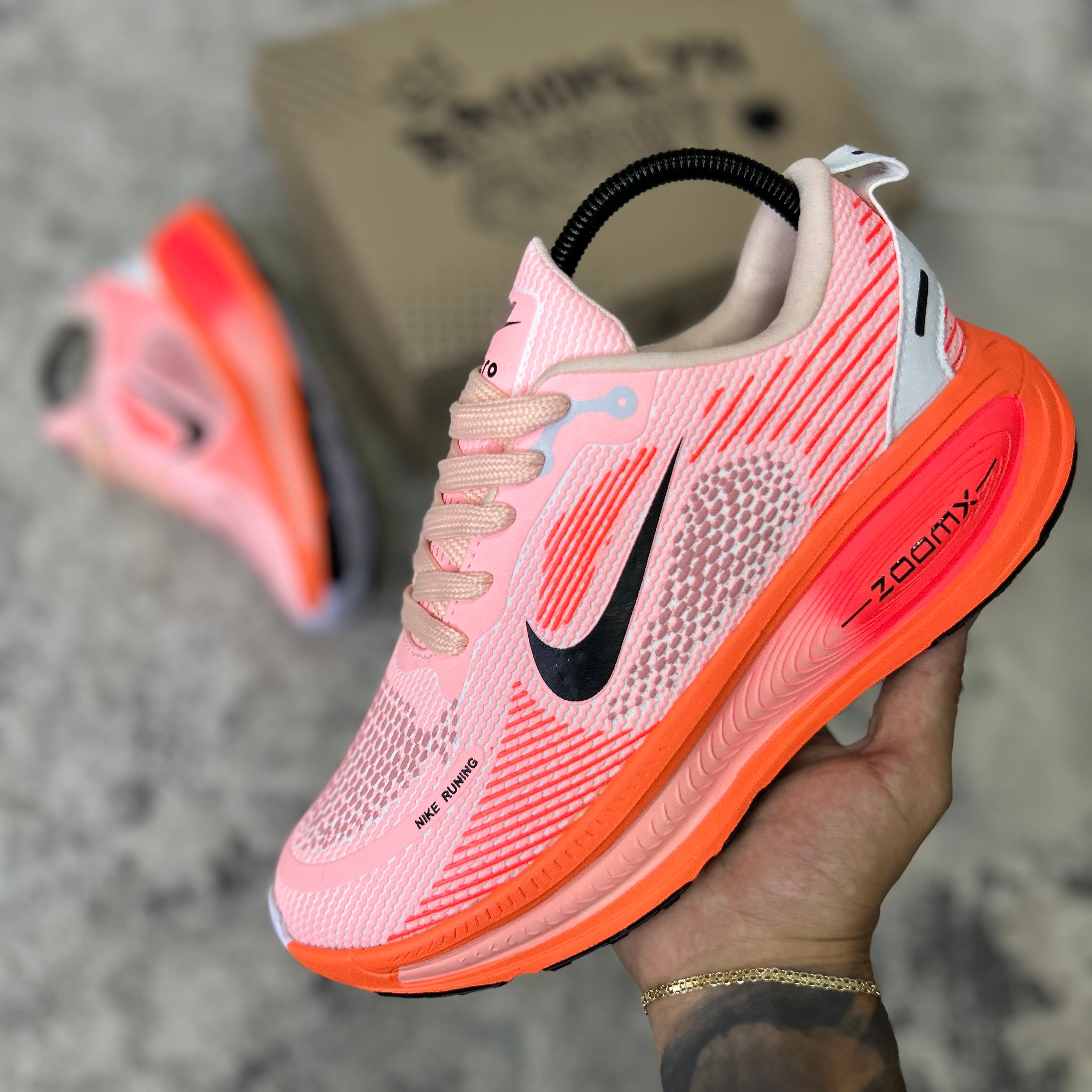 NIKE VOMERO 18