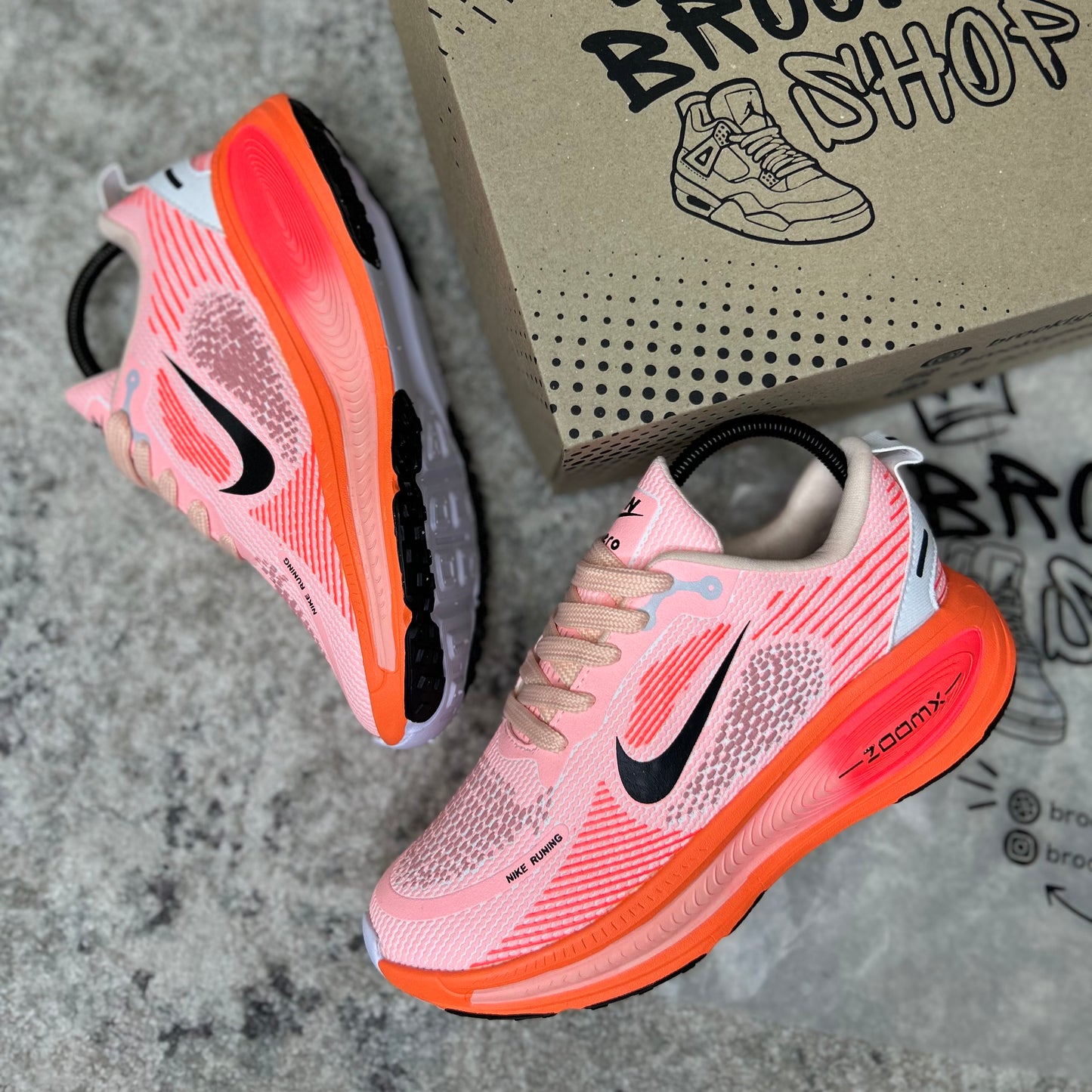 NIKE VOMERO 18 - ORANJE