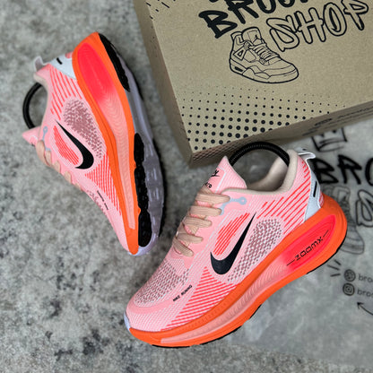 NIKE VOMERO 18 - ORANJE