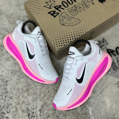 NIKE VOMERO 18 - BLANCO FUCSIA
