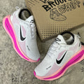 NIKE VOMERO 18 - BLANCO FUCSIA