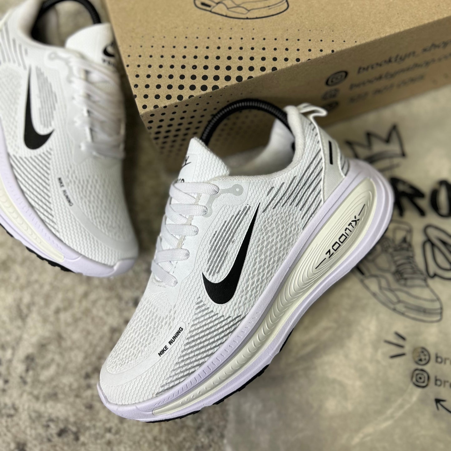 NIKE VOMERO 18 - BLANCO BEIGE