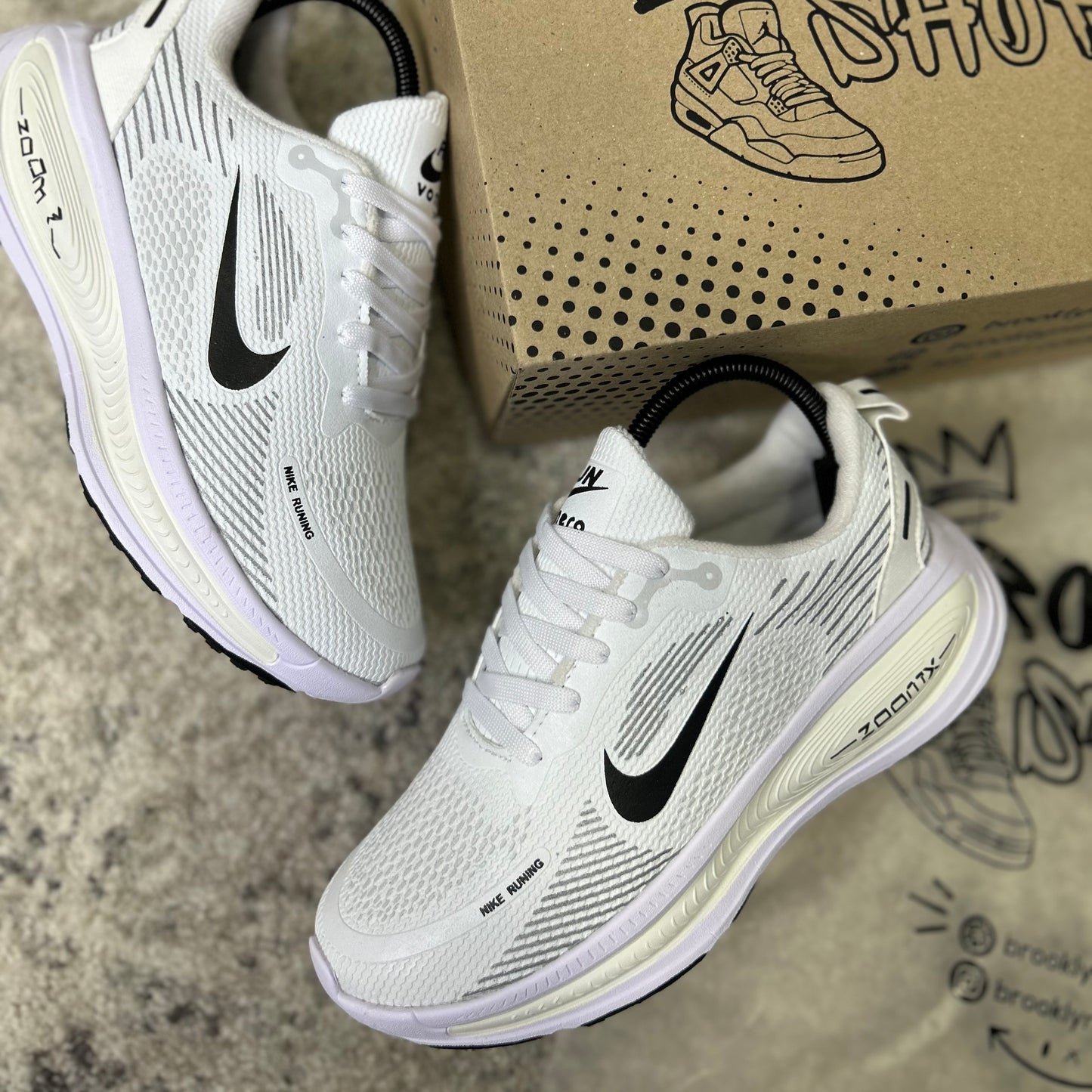 NIKE VOMERO 18 - BLANCO BEIGE