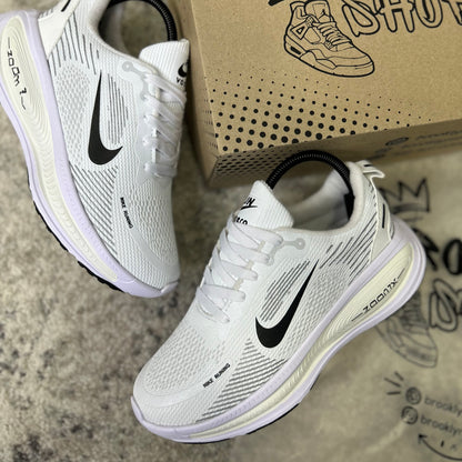 NIKE VOMERO 18 - BLANCO BEIGE