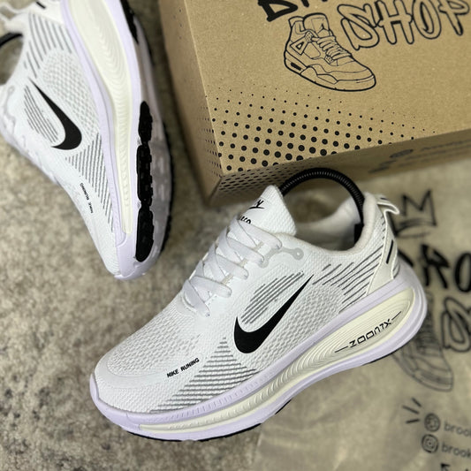 NIKE VOMERO 18 - BLANCO BEIGE