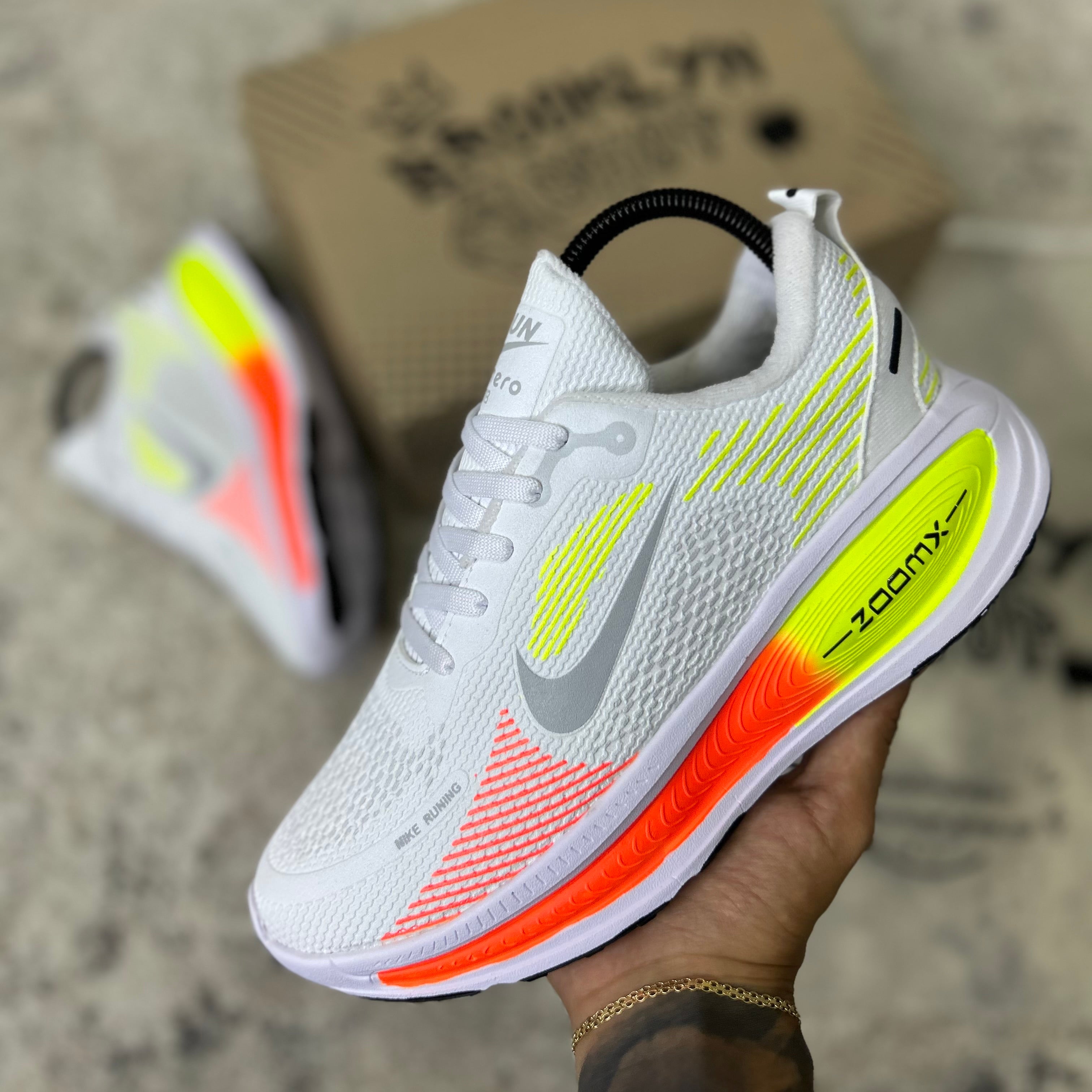NIKE VOMERO 18