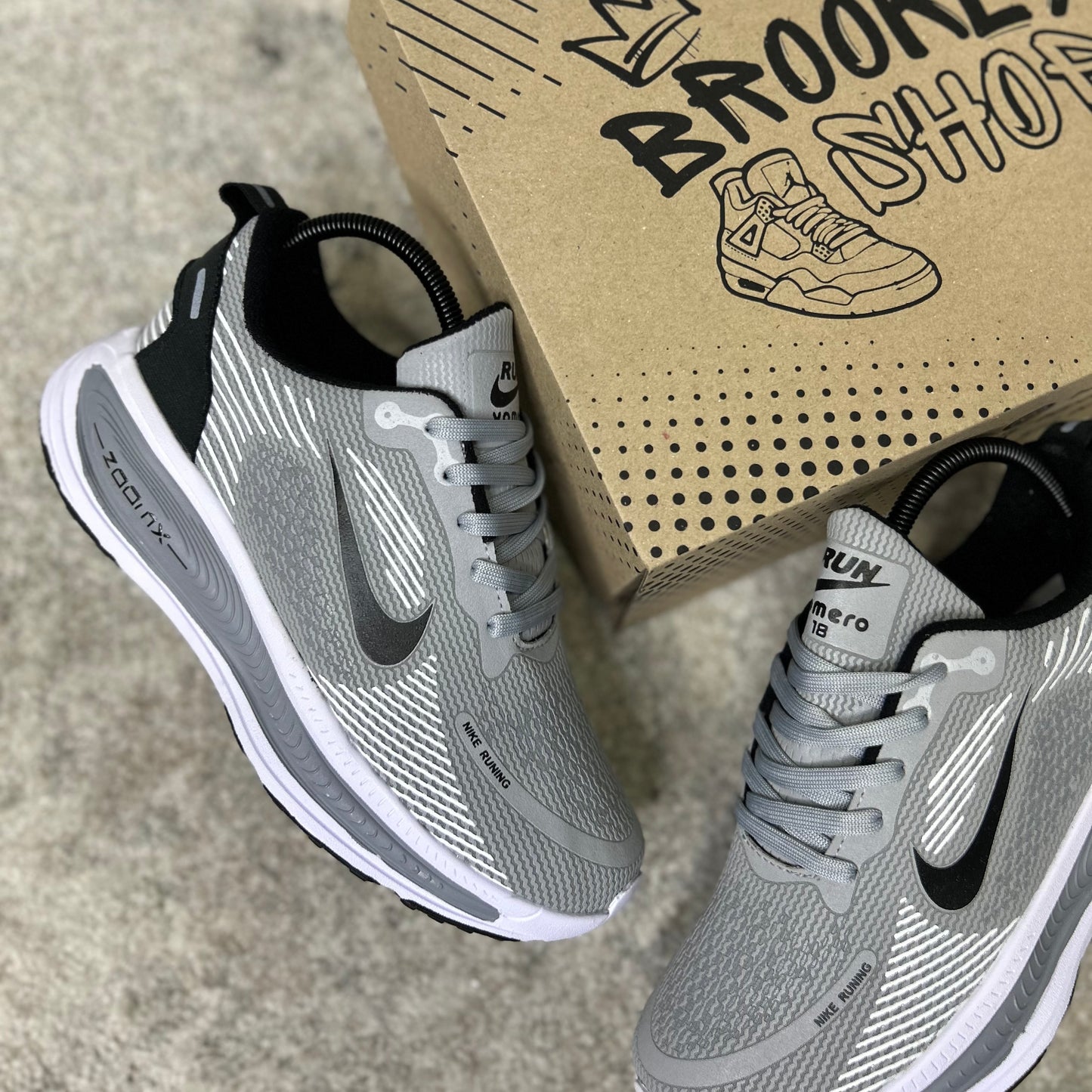 NIKE VOMERO 18 - GRIS