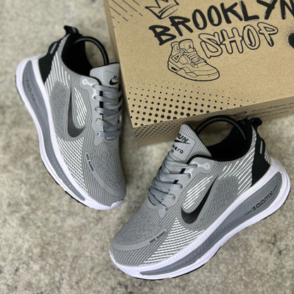 NIKE VOMERO 18 - GRIS