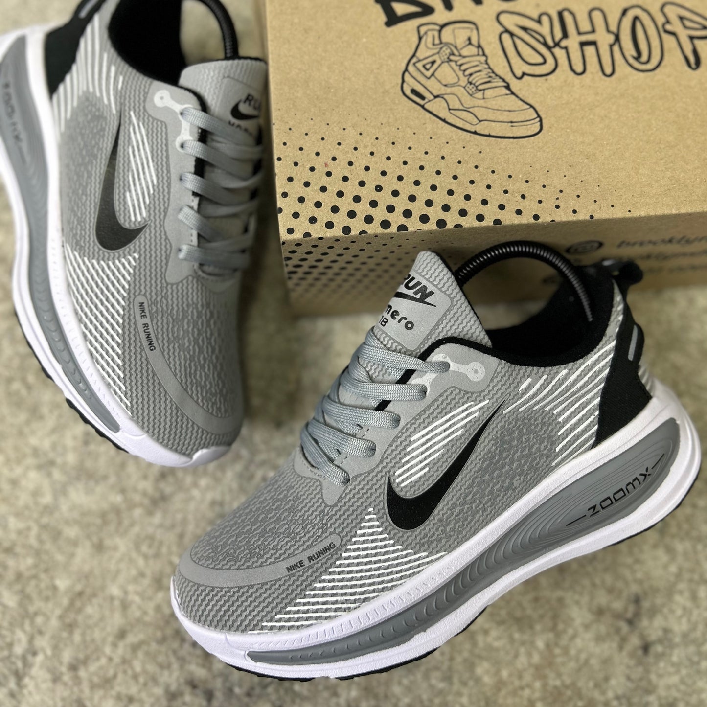 NIKE VOMERO 18 - GRIS