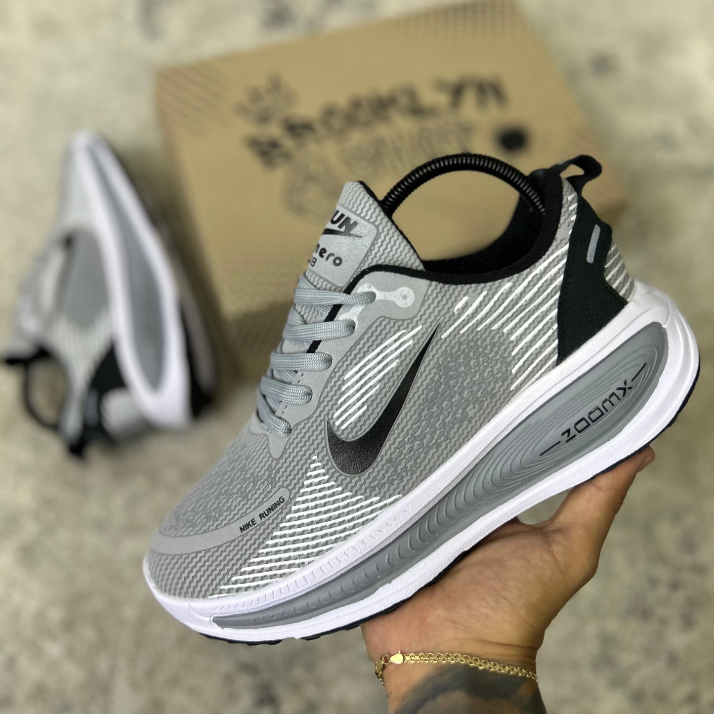 NIKE VOMERO 18 - GRIS