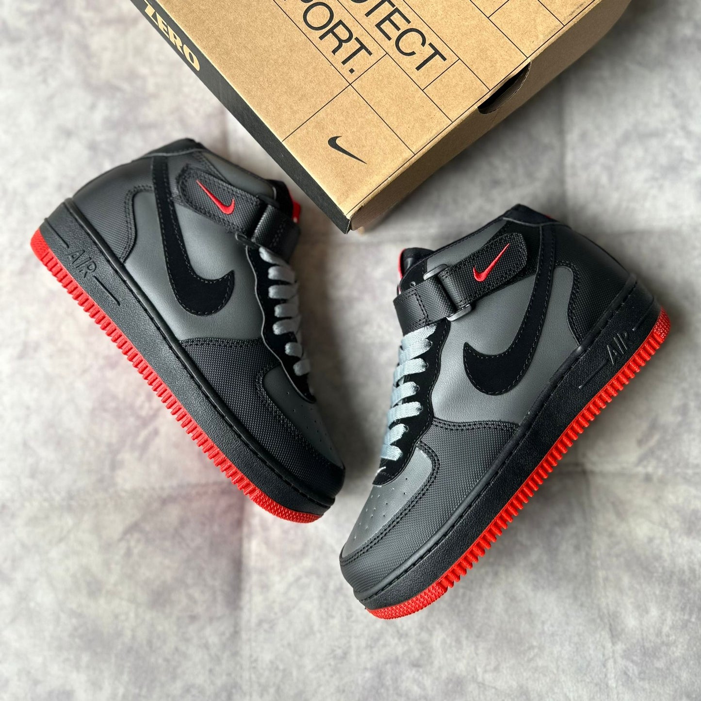 BOTA AF1 - NEGRA/LAVA