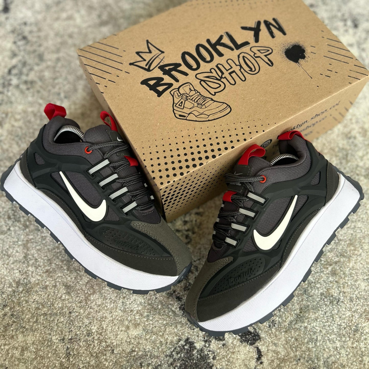 NIKE BAILLELI - GRIS/ROJO