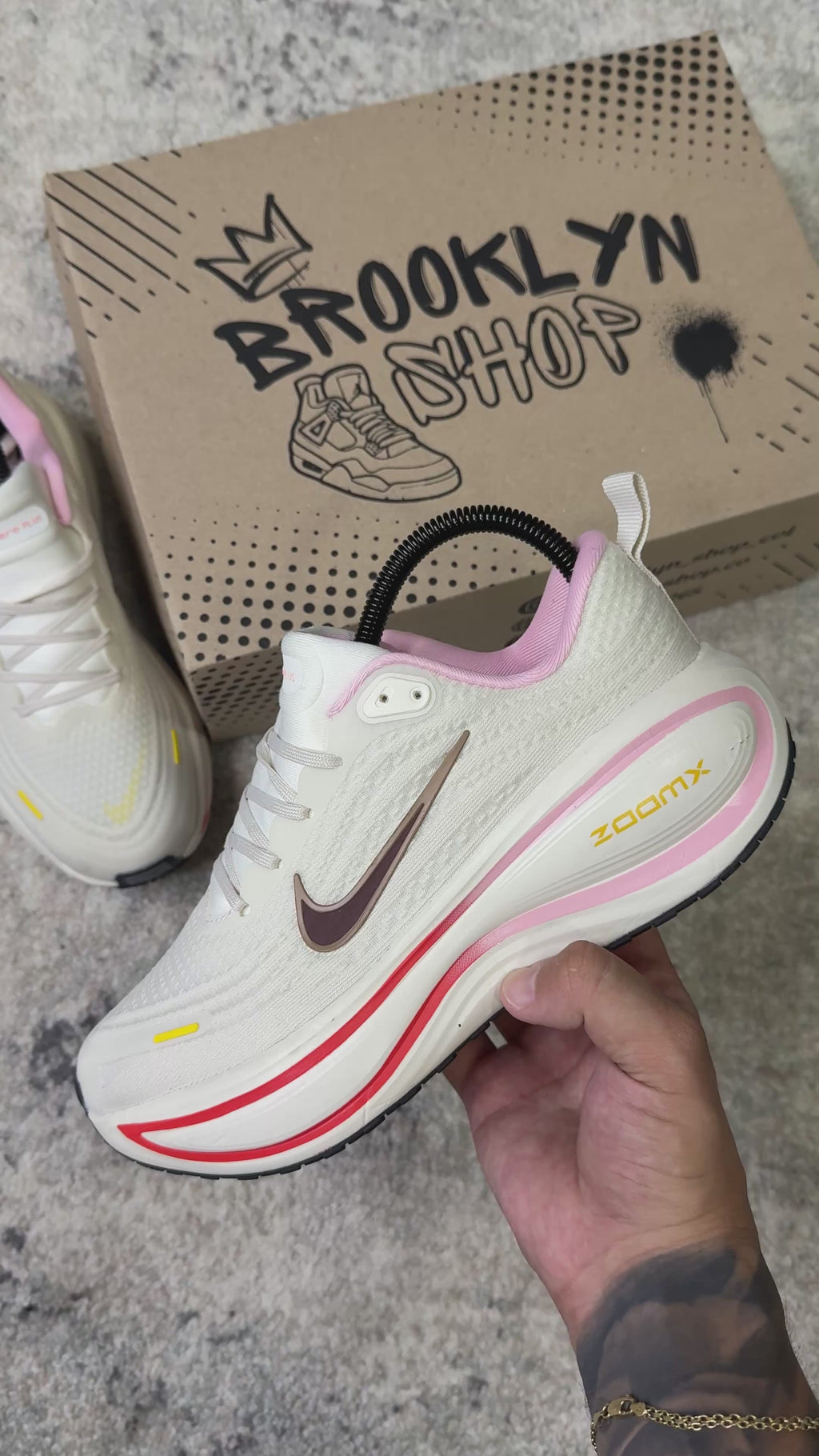 NIKE VOMERO PLUS - BEIGE