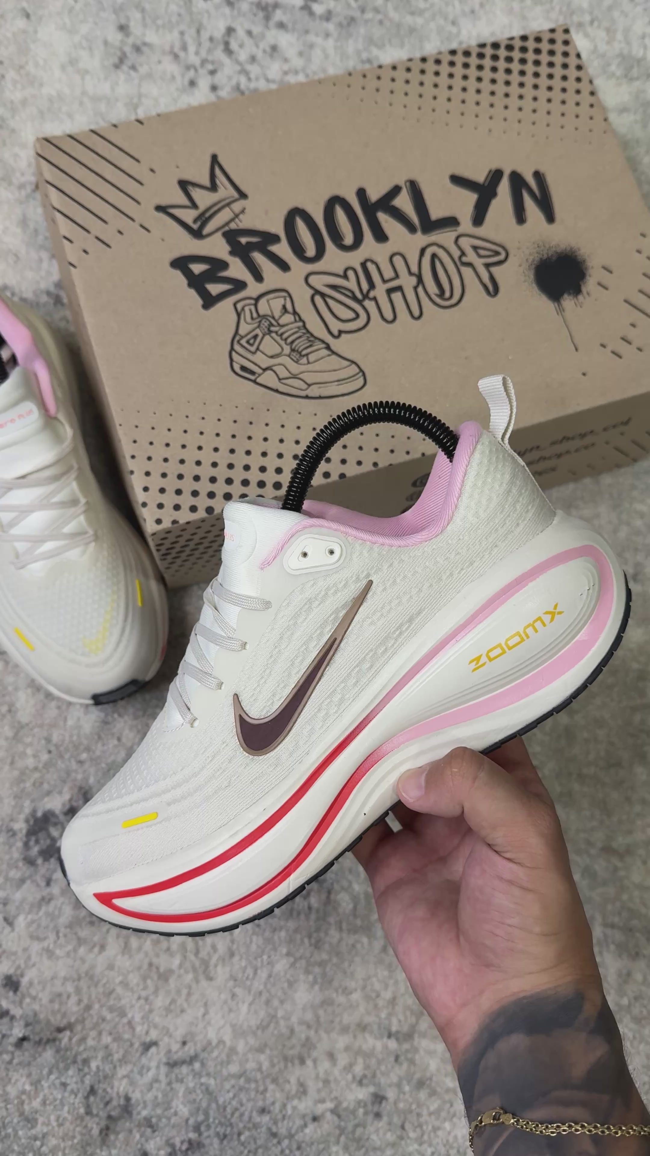NIKE VOMERO PLUS - BEIGE